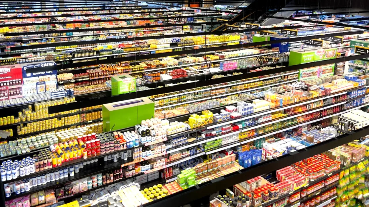 Market reyonunda oyuncak ürünleri